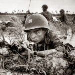 O fotógrafo da Associated Press Huynh Thanh My durante a Guerra do Vietnã, enquanto cobria um batalhão vietnamita, encurralado no delta do rio Mekong, em meio a uma plantação de arroz. Foto: Associated Press.