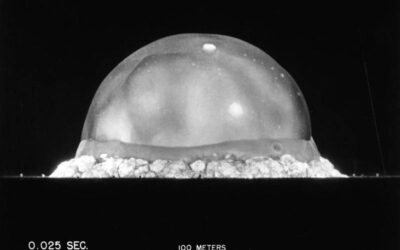 A explosão da primeira bomba atômica da história