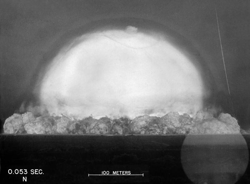 A expansão da bola de fogo e a onda de choque causadas pela explosão da Trinity, visto .053 segundos após a detonação.