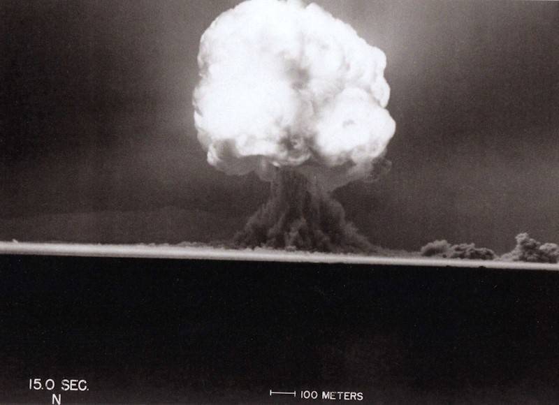 Uma bola de fogo começa a subir e a primeira nuvem de cogumelo atômico do mundo começa a se formar, 15 segundos depois da detonação.