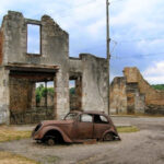 Carro queimado durante o massacre de soldados nazistas da Alemanha durante o verão de 1944 permanece na cidade de Oradour-Sur-Glane, França.