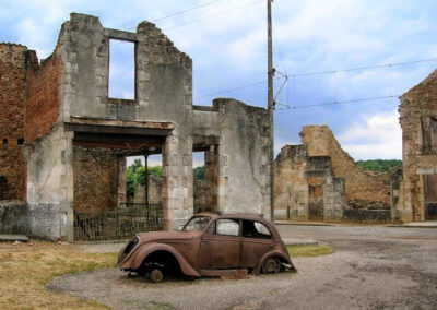 Carro queimado durante o massacre de soldados nazistas da Alemanha durante o verão de 1944 permanece na cidade de Oradour-Sur-Glane, França.