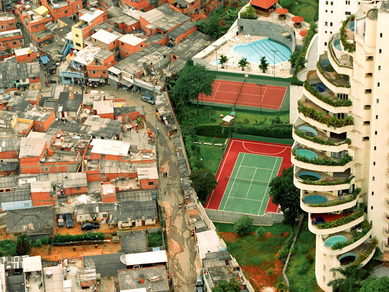 Imagem ficou famosa por demonstrar a desigualdade social e concentração de renda, 2003. Foto: Tuca Vieira