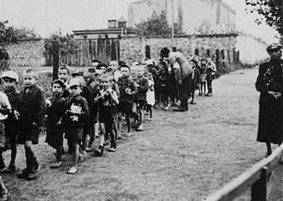 Crianças do gueto de Lodz sendo enviadas para o campo de extermínio Chelmno, durante a ação "Gehsperre", 1942.