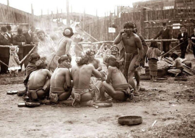 Indígenas das Filipinas são expostos e explorados em um zoológico humano em Coney Island, Nova York, Estados Unidos. 1905.