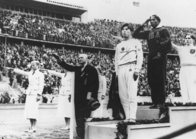 Jesse Owens: o atleta negro que desafiou Hitler e a Alemanha nazista em 1936
