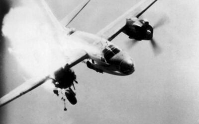 Um avião Martin B-26 Marauder é atingido em Toulon