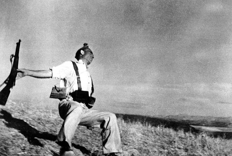 "The Falling Soldier" (A Morte de um Miliciano) - a mais icônica foto da Guerra Civil Espanhola. Por Robert Capa.