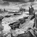 Soviéticos procuram por seus parentes no local do massacre nazista perto de Kerch, na Crimeia. Foto tirada por Dmitri Baltermants em janeiro de 1942.