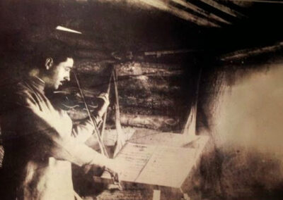 Oficial tocando violino em seu abrigo. 1917.