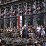 Cidadãos franceses vão para as ruas comemorar a libertação da França em agosto de 1944. ©