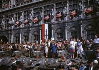 Cidadãos franceses vão para as ruas comemorar a libertação da França em agosto de 1944. ©