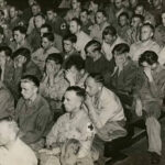 A desnazificação da Alemanha. Soldados alemães presos sendo obrigados a verem a filmagem de um campo de concentração, 1945. Fotografia: United States Holocaust Memorial Museum, cortesia de Joseph Eaton. ID: #55317.