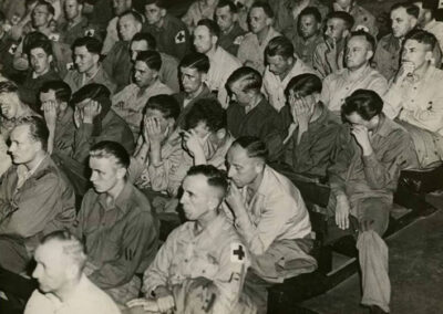A desnazificação da Alemanha. Soldados alemães presos sendo obrigados a verem a filmagem de um campo de concentração, 1945. Fotografia: United States Holocaust Memorial Museum, cortesia de Joseph Eaton. ID: #55317.