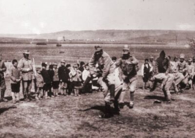 Soldados romenos brincando de “pular-cabra”. 1917.