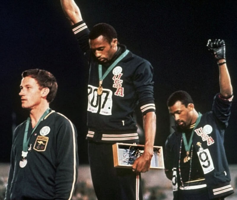 Tommie Smith e John Carlos protestam durante os Jogos Olímpicos