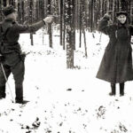 Momentos antes de levar o tiro fatal, o espião esboça seu último sorriso em tom desafiador ao seu algoz em Rukajärvi, no leste de Karelia, em novembro de 1942.