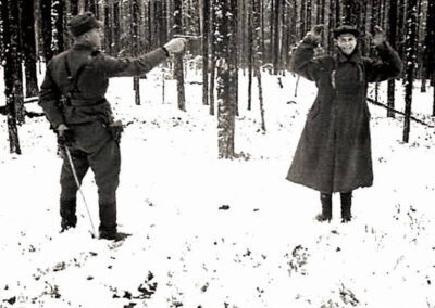 Momentos antes de levar o tiro fatal, o espião esboça seu último sorriso em tom desafiador ao seu algoz em Rukajärvi, no leste de Karelia, em novembro de 1942.